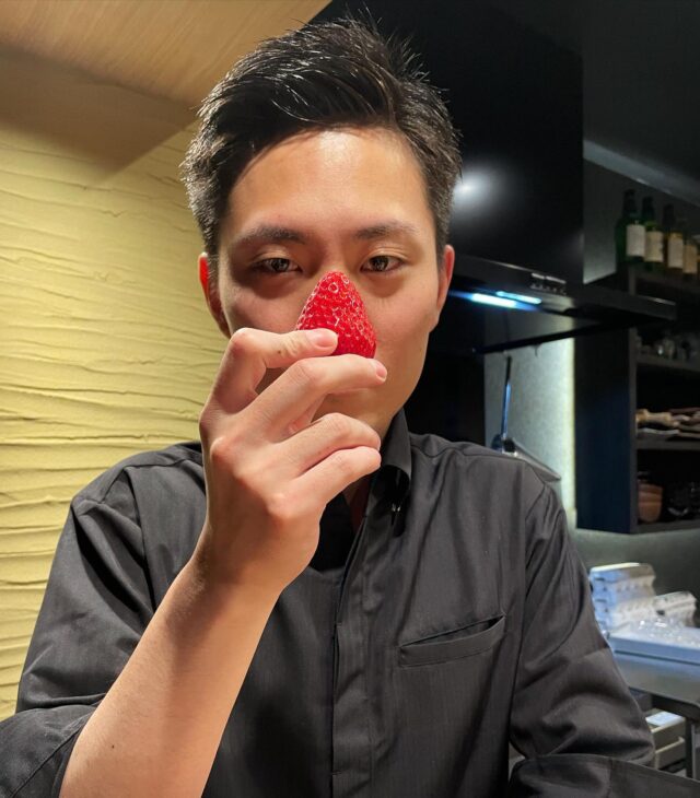 【年末年始の営業について】いつも沢山のご来店ありがとうございます😊年末年始につきましては、12月29日（木）まで、1月5日（木）から営業の予定です。宜しくお願い致します🙇‍♀️12月まだまだお席空いております。基本的に1回転のご予約しかお取りしていない為、お時間帯や人数によってはご案内可能な日もございますのでお気軽にご連絡ください。※本投稿写真はサンタさん？😁住所神戸市東灘区御影中町1-4-5 ファースト御影1FTEL078-842-8777#神戸グルメ #神戸ディナー #御影 #御影グルメ #御影ディナー #阪神御影 #神戸焼鳥 #神戸焼き鳥 #焼鳥 #焼き鳥 #焼鳥好きな人と繋がりたい #焼鳥好きと繋がりたい #和食 #鶏料理 #東灘区 #東灘グルメ