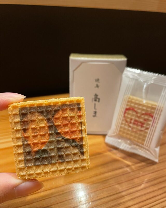 寒い季節がやってきました。丁度1年前私たちはオープンに向けてバタバタしてた頃を思い出します。おかげさまで12月末で【焼鳥髙しま】は1周年を迎えます🎊この1年を通して、沢山のお客様と出会えたこと本当に嬉しく思っております。また、私達はもっともっと日々成長しなければいけないと感じております。オープンするまでにお世話になった方々、普段からお世話になっている業者様、この1年間ご来店下さった皆様には本当に感謝しております🙇‍♀️いつもありがとうございます。そしてこれからの【焼鳥髙しま】も宜しくお願い致します。特に周年イベント等は行いませんが、日頃の感謝を込めて12月ご来店下さったお客様に心ばかりなプレゼントをお渡ししております🎁沢山のご用意ございますので、是非ご来店お待ちしております☺️宜しくお願い致します。住所神戸市東灘区御影中町1-4-5 ファースト御影1FTEL078-842-8777#神戸グルメ #神戸ディナー #御影 #御影グルメ #御影ディナー #阪神御影 #神戸焼鳥 #神戸焼き鳥 #焼鳥 #焼き鳥 #焼鳥好きな人と繋がりたい #焼鳥好きと繋がりたい #和食 #鶏料理 #東灘区 #東灘グルメ