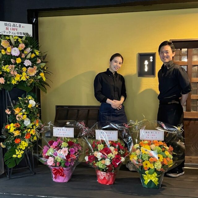 12月23日で1周年を迎え、12月29日で無事2022年の営業を終了致しました。質の良い食材を提供してくださった生産者様、業者様のお陰様でなんとか走りきれました。初めて1年間通して営業し、たくさんの方々とお会いできた事が嬉しく、毎日新鮮な気持ちで過ごす事ができました。飲食業の方々をはじめ、他業種の方々からも色々なことを勉強させて頂き挑戦してそれを温かく受け止めてくださるお客様がいる事この有難い環境のおかげで今の自分達があると思っています。心から感謝しております。自分達はまだ若いと言われる年齢で、お客様のほとんどが自分達からすると大先輩。そんな方々からみるとまだまだ未熟者で、それでも毎回温かく接してくださり、応援してくださる。「応援したい」「貢献してあげたい」という気持ちで来て下さるお客様が多いことも感じていてなるべく早く「髙しまの焼鳥を食べたい」「会いに行きたい」と心から思って頂けるレベルまで成長する事ができれば少しは恩を返せるのかなと考えています。それしか恩返しの方法が思い浮かばない、返しても返しきれないんだろうなと感じます。普通は気付かないだろうというレベルで毎日改良しているつもりです。改良したつもりが悪くなったということも日常茶飯事ですが、半年前と比べると良くなってきたかなと。少しずつではありますが、理想の形に近づいてきています。いつ納得できるのか、納得できる時が来るのかもわかりませんが皆様に楽しんで頂きたいという思いを忘れずにまた2023年も取り組んでいきます。本年は大変お世話になりました。また来年、1/5(木)より営業スタートです。2023年も「焼鳥 髙しま」を宜しくお願い致します。住所神戸市東灘区御影中町1-4-5 ファースト御影1FTEL078-842-8777#神戸グルメ #神戸ディナー #御影 #御影グルメ #御影ディナー #阪神御影 #神戸焼鳥 #神戸焼き鳥 #焼鳥 #焼き鳥 #焼鳥好きな人と繋がりたい #焼鳥好きと繋がりたい #和食 #鶏料理 #東灘区 #東灘グルメ