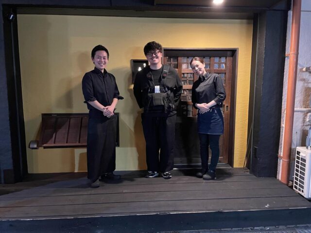 焼鳥業界のトップに君臨する「焼鳥 谷口」さんと。雲の上の存在の谷口さんにご来店頂きました。たくさんお話させて頂いて、自分とは違ったアプローチ。本当に勉強になります。最高のものを提供するという考えは同じでもその方法は様々で、素材と向き合った結果全く違ったアプローチになっているという感じ。難しいけど、お話出来るだけでも楽しい。日々勉強です。住所神戸市東灘区御影中町1-4-5 ファースト御影1FTEL078-842-8777#神戸グルメ #神戸ディナー #御影 #御影グルメ #御影ディナー #阪神御影 #神戸焼鳥 #神戸焼き鳥 #焼鳥 #焼き鳥 #焼鳥好きな人と繋がりたい #焼鳥好きと繋がりたい #和食 #鶏料理 #東灘区 #東灘グルメ
