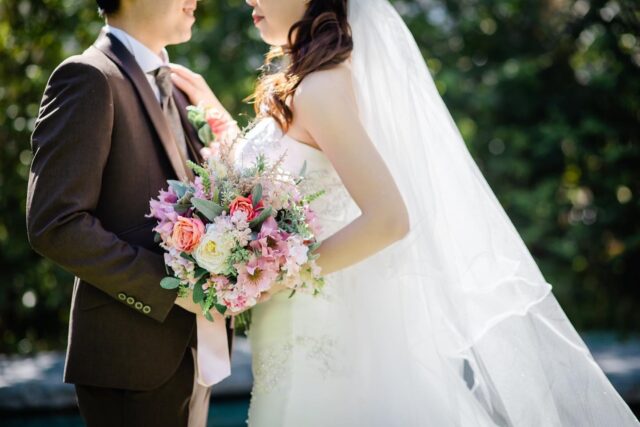 「ご報告」3/27(月)〜本日4/2(日)までおやすみを頂いておりました。私達は昨年4月に入籍しましたが、バタバタで式を挙げることが出来ていなかったため、3/28(火)に結婚式を挙げさせて頂きました。1年間この日を目標に休みの日や仕込みの合間に準備を進めてきました。両家の親族や友人、先輩方に囲まれて祝福して頂き、改めて周りの方々に支えて頂いていることを実感できました。そして何より、私達が結婚式を挙げることが出来たのも普段お世話になっている生産者様、業者様、ご来店くださる全てのお客様のおかげです。これから幾度となく試練が訪れることと思いますが、お互いに支え合い、より良いお店をつくっていけるよう頑張りたいと思います。今後とも宜しくお願い申し上げます。住所神戸市東灘区御影中町1-4-5 ファースト御影1FTEL078-842-8777#神戸グルメ #神戸ディナー #御影 #御影グルメ #御影ディナー #阪神御影 #神戸焼鳥 #神戸焼き鳥 #焼鳥 #焼き鳥 #焼鳥好きな人と繋がりたい #焼鳥好きと繋がりたい #和食 #鶏料理 #東灘区 #東灘グルメ