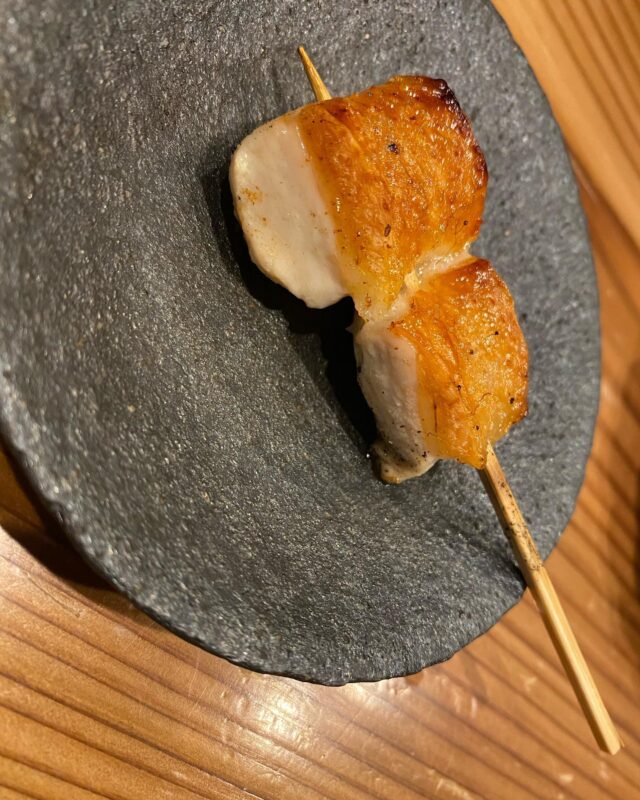 四万十地鶏「抱き身」飼育日数が短いブロイラーと違い、地鶏の皮はしっかり焼き切れていないとブヨっとした食感が長く口に残る。噛み切れないので飲み込むのを躊躇する上に、一体感がない。全ての部位の串打ちを、丸々とした写真映えする形で提供されているお店は多いですし、見た目は大事。ただ、自分は本当に意味のある形で美味しく召し上がって頂くことに重きをおいて仕込み、営業しています。写真の「抱き身」は胸肉をサクッとエアリーに、パサつかずしっとり、身と皮が同時に消えていくようイメージした串打ち、火入れをしています。皮面を丸く串に打つと、２つ付いているお肉の皮目の溝の部分がどうしても焼き切れない。口に残る。焼くと皮は縮むのでそれを計算してギリギリの際どい部分に串を通す。ここを失敗すると焼いている途中に皮が破れて台無し。焼きの技術がどれだけ高くてもどうにもなりません。あまり頻繁に提供しているネタではありませんが、焼き手の考えや技量が試される部位。難しいです。住所神戸市東灘区御影中町1-4-5 ファースト御影1FTEL078-842-8777#神戸グルメ #神戸ディナー #御影 #御影グルメ #御影ディナー #阪神御影 #神戸焼鳥 #神戸焼き鳥 #焼鳥 #焼き鳥 #焼鳥好きな人と繋がりたい #焼鳥好きと繋がりたい #和食 #鶏料理 #東灘区 #東灘グルメ