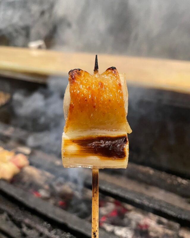 四万十地鶏「ねぎみ」胸肉に腿の皮を巻きつけて白ネギと合わせて串に纏めます。焼鳥と言えば？と言われて真っ先に思い浮かべる方も多いであろう1串。主役はネギか鶏か？一本の白ネギでも場所によって変わります。胸肉も場所によって質は変わります。腿の皮も水分量、厚み、硬さはそれぞれ。それぞれの肉質に合った皮を巻きつけ、マッチするであろう白ネギを選んで纏める。サイズ的に身とネギを一口で食べて欲しいとは言えないですが、一口でいくとより作り手の考えが伝わると思います。住所神戸市東灘区御影中町1-4-5 ファースト御影1FTEL078-842-8777#神戸グルメ #神戸ディナー #御影 #御影グルメ #御影ディナー #阪神御影 #神戸焼鳥 #神戸焼き鳥 #焼鳥 #焼き鳥 #焼鳥好きな人と繋がりたい #焼鳥好きと繋がりたい #和食 #鶏料理 #東灘区 #東灘グルメ