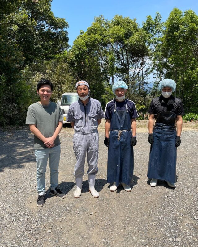 足摺農園5/11(木)、5/12（金）と2連休を頂いて生産者様の元へ行ってきました。まず初日は夕方に足摺に到着してからすぐご自宅にお招き頂き、オープンしてからの1年半の出来事、お越しくださるお客様のお話、今西さんのこれまでのお話など色々な情報を共有できました。翌日は早朝から養鶏場の見学に加えて屠殺〜捌きの一連の流れを見学させて頂きました。鶏たちは人間を怖がる。僕たちの姿を目にすると集団で逃げる。でも今西さんをはじめ普段お世話をされている方々のことは大好きで、逃げたりはしない。愛を感じる。屠殺の瞬間は驚くほど一瞬の出来事でした。今の今まで羽根を広げて元気にしていた鶏がいっさい暴れたり抵抗することなく逝ってしまう。眠るように。言葉が出ませんでした。これがリアル機械的な大量生産を批判する訳ではなく、それはそれで暮らしを豊かにしてくれてます。でもそれとは違う愛情をもって育てた鶏を機械は一切使わず全て育ての親自らの手で捌いて僕たちの元へ届けてくださるこの現実を見て中途半端な仕事なんてできるはずがない生産者様の真剣な想いをお店に来てくださるお客様に伝える。それしかできませんが、日々全力で取り組むそう誓うことができた旅でした。住所神戸市東灘区御影中町1-4-5 ファースト御影1FTEL078-842-8777#神戸グルメ #神戸ディナー #御影 #御影グルメ #御影ディナー #阪神御影 #神戸焼鳥 #神戸焼き鳥 #焼鳥 #焼き鳥 #焼鳥好きな人と繋がりたい #焼鳥好きと繋がりたい #和食 #鶏料理 #東灘区 #東灘グルメ
