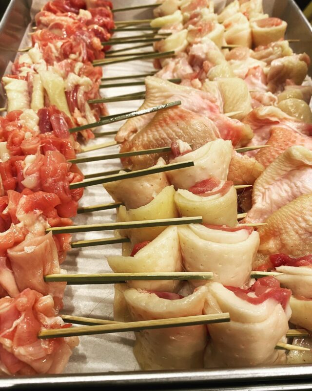 過去の自分の焼鳥について振り返ることがあります誰かに共有する為ではなく、その時の自分の考え方や感覚を後々振り返る為に、仕込み中にとっておいた写真です。これが約1年前。この時の写真をみて、意識していることは伝わってくる。でも今の自分は全然違う串の打ち方をしていますし、扱っている串そのものも変わっています。お店の酸素の流れ方やダクトの吸い方によって炭の様子は変わりますし、自分が扱う焼き台のクセ（特徴）を考えた結果今の形になっています。常に最良を求めていますが、やっていることが正解かどうかはわかりません。休日にはDMでの予約管理のために予約帳の写真をとっています。まだ1年半と少しのお店ですが、1年前の予約帳には懐かしいお名前があったり、今でも毎月、毎週いらしてくださるお客様のお名前もありました。有難い。ウチに来られなくなった方々がおられるということは、自分のやり方が刺さらなかった、伝える事ができなかったということ。なにが正解かわからない世界で、自分たちの感性を信じてやっていきたい。ご迷惑をおかけする事も多々あるかと思いますが、日々少しでも昨日より。この気持ちを忘れずに取り組んでいきます。住所神戸市東灘区御影中町1-4-5 ファースト御影1FTEL078-842-8777#神戸グルメ #神戸ディナー #御影 #御影グルメ #御影ディナー #阪神御影 #神戸焼鳥 #神戸焼き鳥 #焼鳥 #焼き鳥 #焼鳥好きな人と繋がりたい #焼鳥好きと繋がりたい #和食 #鶏料理 #東灘区 #東灘グルメ