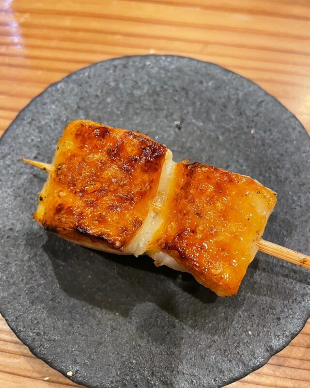 良い焼き加減。1枚目の写真を見るとそう見えます。皮目を平たく串に打ち、全面バリっと、サクッと召し上がって頂けるよう意識しています。皮をこの色、歯触りに仕上げる為にほぼ皮目のみを長時間焼いています。そうすると身にもゆっくりと火が入っていくので身は低音調理のようにしっとりと仕上がります。身の方は一瞬しか焼いていません。自分で焼いて、理想に近付いてきたなー。と思いながら食べてみると、何か違う。一貫目は鶏の旨味、脂の香りもよく仕上がってました。二貫目が何か違う。2枚目の写真を見ると原因はわかります。皮の表面と身の火入れは良くできてますが、ニ貫目の皮と身の間の脂が焼き切れていない。薄いクリーム色のような脂が残っているので、噛み切れない。香りも良くない。素晴らしい鶏、最高品質の備長炭を扱わせて頂きながら自分の技術不足でそれを活かしきれていない。こんなにモヤモヤすることはありません。ちなみにこれは部位で言うと胸肉です。鶏を捌くと最も多くとれる部位です。それでもお客様に提供することはあまり多くありません。完璧に仕上げられれば本当に感動する、食べる機会の多い部位だからこそ違いがはっきりとわかります。1日でも早く皆様にお届けできるよう精進します。住所神戸市東灘区御影中町1-4-5 ファースト御影1FTEL078-842-8777#神戸グルメ #神戸ディナー #御影 #御影グルメ #御影ディナー #阪神御影 #神戸焼鳥 #神戸焼き鳥 #焼鳥 #焼き鳥 #焼鳥好きな人と繋がりたい #焼鳥好きと繋がりたい #和食 #鶏料理 #東灘区 #東灘グルメ