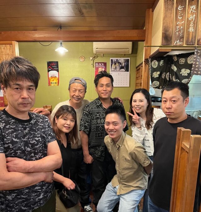 高知県の足摺に伺い、鶏の生産者様とお会いしてきました。お店をオープンして以降毎年、直接お話をする機会を頂いています。今年で3度目の訪問でしたが、ひたすら遠い。往復する度に、出荷して頂いた翌日には鶏が届く環境のありがたさを感じます。足摺農園では鶏が雛から育つ過程で、病気や怪我で命を落としてしまう個体はほぼゼロだそうです。他で育てられている鶏と比べて出荷量はかなり少なく、それだけ1羽1羽に目を向けて大事に育てられています。代表の今西さんをはじめ、皆様口を揃えて「愛なんてない、愛情をもってしまったら屠殺なんてできない。」「ヒトとして屠殺に慣れてしまってはいけないんだろうけど、無にならなければやっていられない」と仰りましたが、目には涙が浮かんでいるように見えましたし、言葉では表現できない想いを感じました。お店の常連様に「〇日〜〇日にかけて足摺に行ってきます。」とお伝えすると、自分も行きたい。連れて行ってくれないか？感謝の気持ちを伝えたい。と仰る方や、長旅になるからこれを使って！と私達に対するお気遣いをしてくださる方もおられ、形は違えど気持ちが１つになっているような気がして、普段から皆様に支えて頂いているということを改めて実感しました。生産者様、お客様、その他関係者の皆様のご期待にお応えできるように取り組んでいきます。今後ともよろしくお願いいたします。住所神戸市東灘区御影中町1-4-5 ファースト御影1FTEL078-842-8777#神戸グルメ #神戸ディナー #御影 #御影グルメ #御影ディナー #阪神御影 #神戸焼鳥 #神戸焼き鳥 #焼鳥 #焼き鳥 #焼鳥好きな人と繋がりたい #焼鳥好きと繋がりたい #和食 #鶏料理 #東灘区 #東灘グルメ