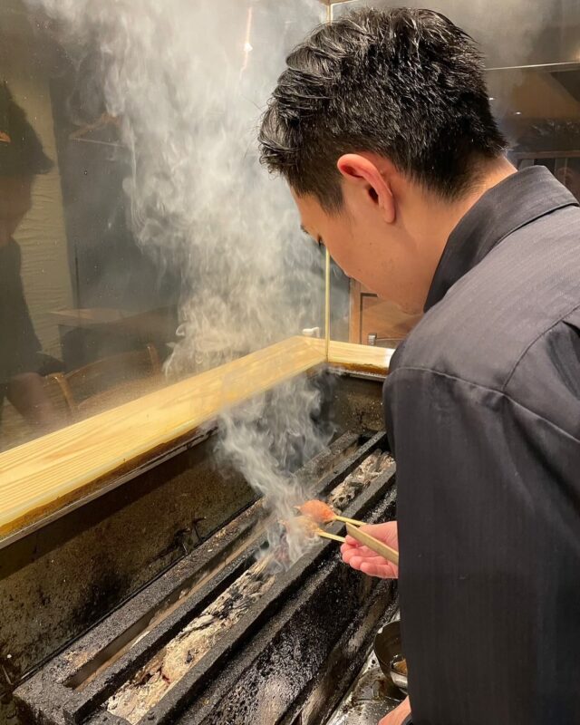 【ご挨拶】12/29(日)で2024年の営業が終了致しました。今年も１年間沢山のご来店ありがとうございました。12/23(月)で3周年を迎えることができ、3年前の気持ちを思い返しながら、ある意味新鮮な1日になりました。日々支えていただいているお客様、生産者様、業者様にはいつも感謝の気持ちでいっぱいです。2025年もどうぞよろしくお願いいたします。年始は６日からの営業となっております。尚、お休み期間中ご予約のご連絡お受けしております。お電話は繋がらないタイミングもございますが、インスタグラムのDMはご対応可能ですのでお問い合わせお待ちしております。DMでのご予約の方は①お日にち②ご希望時間③人数（お子様がいらっしゃる場合お伝え下さい）④お名前⑤お電話番号を記載していただけますとスムーズにご対応ができますのでご協力お願い致します。皆様良いお年をお迎えください住所神戸市東灘区御影中町1-4-5 ファースト御影1FTEL078-842-8777#神戸グルメ #神戸ディナー #御影 #御影グルメ #御影ディナー #阪神御影 #神戸焼鳥 #神戸焼き鳥 #焼鳥 #焼き鳥 #焼鳥好きな人と繋がりたい #焼鳥好きと繋がりたい #和食 #鶏料理 #東灘区 #東灘グルメ