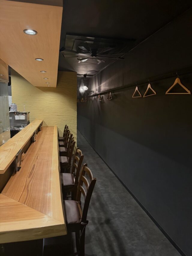 12/29(月）で2025年の営業が終了致しました。今年も１年間沢山のご来店ありがとうございました。日々支えていただいているお客様、生産者様、業者様、そしてスタッフの皆にはいつも感謝の気持ちでいっぱいです。2026年もどうぞよろしくお願いいたします。年始は1/7(水)からの営業となっております。尚、お休み期間中ご予約のご連絡お受けしております。お電話は繋がらないタイミングもございますが、ネット予約、インスタグラムのDMはご対応可能ですのでお問い合わせお待ちしております。DMでのご予約の方は①お日にち②ご希望時間③人数（お子様がいらっしゃる場合お伝え下さい）④お名前⑤お電話番号を記載していただけますとスムーズにご対応ができますのでご協力お願い致します。皆様良いお年をお迎えください住所神戸市東灘区御影中町1-4-5 ファースト御影1FTEL078-842-8777