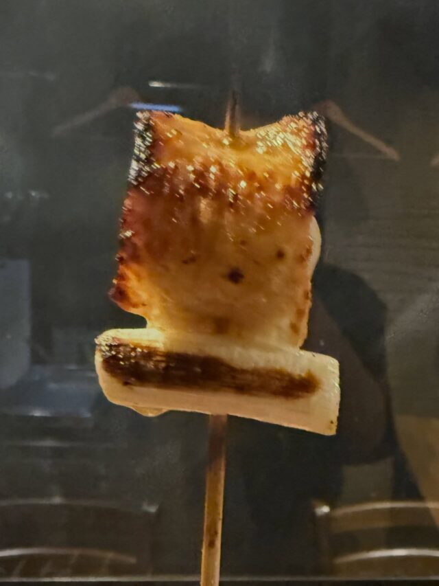 やっぱり1番大事なのは焼きですか？という話題をたまに頂きます。答えるのがかなり難しい質問です。「どう召し上がって頂きたいか」というゴールに向かって最後の仕事が「焼き」理想通りに焼き上げるためにどんな形で、どの程度厚みを持たせて串に纏めるのかもっというと部位ごとに皮をどれだけ残しておきたいかを考え捌く段階で鶏のどの部分に包丁を入れるのかその前にどの程度寝かせるのか、どれだけ乾燥させるのかそもそもその鶏の特徴は味の濃さなのか、脂の甘さなのか、香りなのか。歯ごたえの強い鶏なのか、柔らかい鶏なのか。いろいろと考慮した上で「自分はこの形」というものが出来上がると思っています。もちろんそれは常に更新されていくので「今、自分の最高傑作はこの形」というイメージです。ここまでの段階を上手くやれたとして最後にそれを活かせるかどうかが焼きという仕事ではあるので1番大事とも言えるような気もします。
